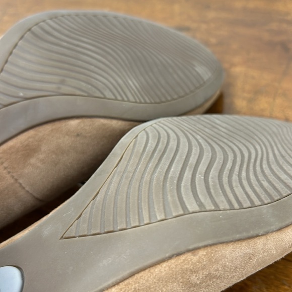 Me Too Suede Pumps Heels Shoes Women's Size 8.5 Leather Minimalist Neutral Work - Picture 11 of 11